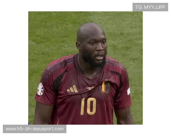 卢卡库的身体顶开对方之后抢射，比利时前场强势推进——力量与速度在禁区外的交响